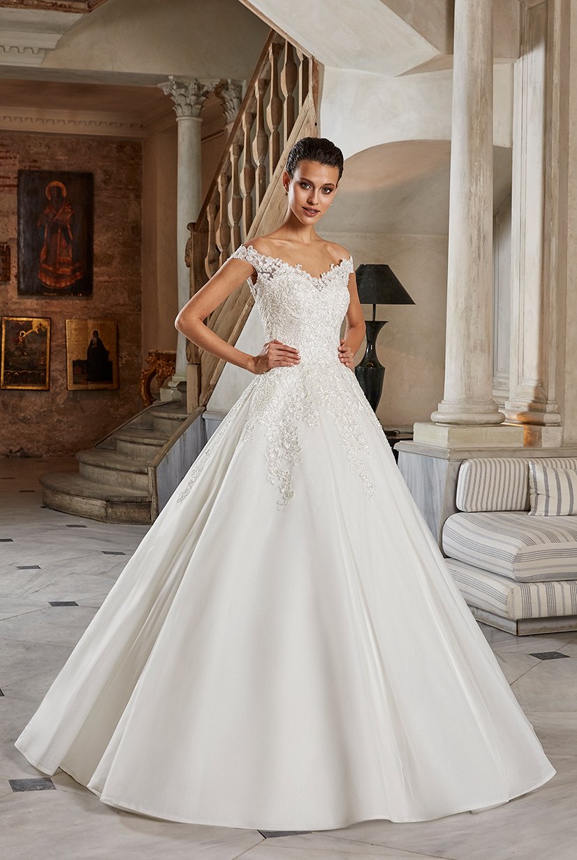 FRANCIS - Modelo de vestido de novia con falda plisada y cuello barco de encaje bordado FRANCIS - Modelo de vestido de novia con falda plisada y cuello barco de encaje bordado