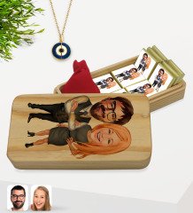 Kişiye Özel Sevgililer Karikatürlü Dikdörtgen Tasarım Ahşap Kutuda 12li Madlen Çikolata ve İsimli Açılan Nazar Kolye Hediye Seti-100