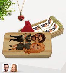 Kişiye Özel Sevgililer Karikatürlü Dikdörtgen Tasarım Ahşap Kutuda 12li Madlen Çikolata ve İsimli Açılan Uğur Böceği Kolye Hediye Seti-100