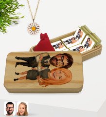 Kişiye Özel Sevgililer Karikatürlü Dikdörtgen Tasarım Ahşap Kutuda 12li Madlen Çikolata ve Papatya Kolye Hediye Seti-100