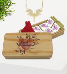 Kişiye Özel Sevgililer Günü Dikdörtgen Tasarım  Ahşap Kutuda 12li Madlen Çikolata ve Zirkon Taşlı Melek Kolye Hediye Seti-22