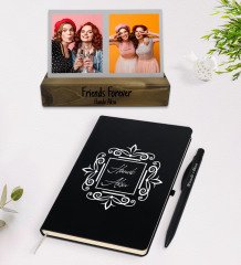Arkadaşa Özel 2 Fotoğraflı Dekoratif Ahşap Stand ve Siyah Defter Kalem Hediye Seti