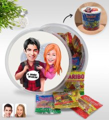 Kişiye Özel Sevgililer Karikatürlü Dev Boy Haribo Minis Kovası (10gx100adet) Model 91