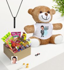 Kişiye Özel Bay Kolay Yetişmiyor Karikatürlü Nostaljik Lezzetler Peluş Ayıcık Siyah Bar Kolye Hediye Seti