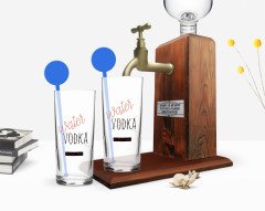 Kişiye Özel Renkli Baskılı Vodka Tasarımlı İkili Vodka Bardağı ve Ahşap Vodka Standı Hediye Seti-2